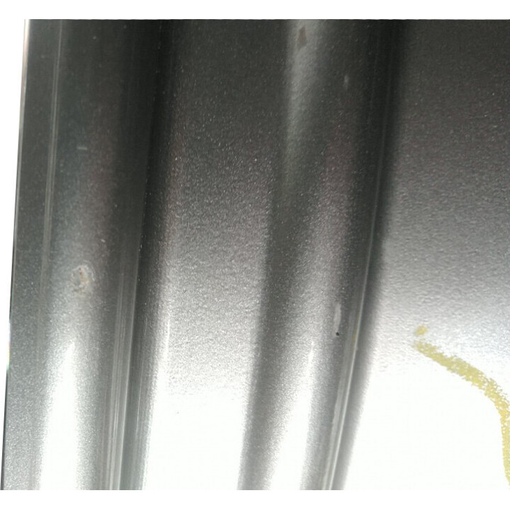 Felge weist leichte Kratzer außerhalb des Sichtfeldes auf.