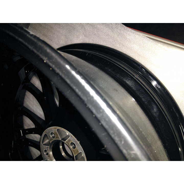 Felge weist leichte Kratzer außerhalb des Sichtfeldes auf.